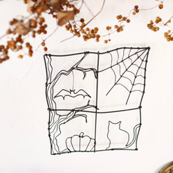 【特集掲載】窓辺のニャンコ・ハロウィンver. (虫ピン付属)ワイヤーアート 猫 ウォールデコ 壁飾り 3枚目の画像