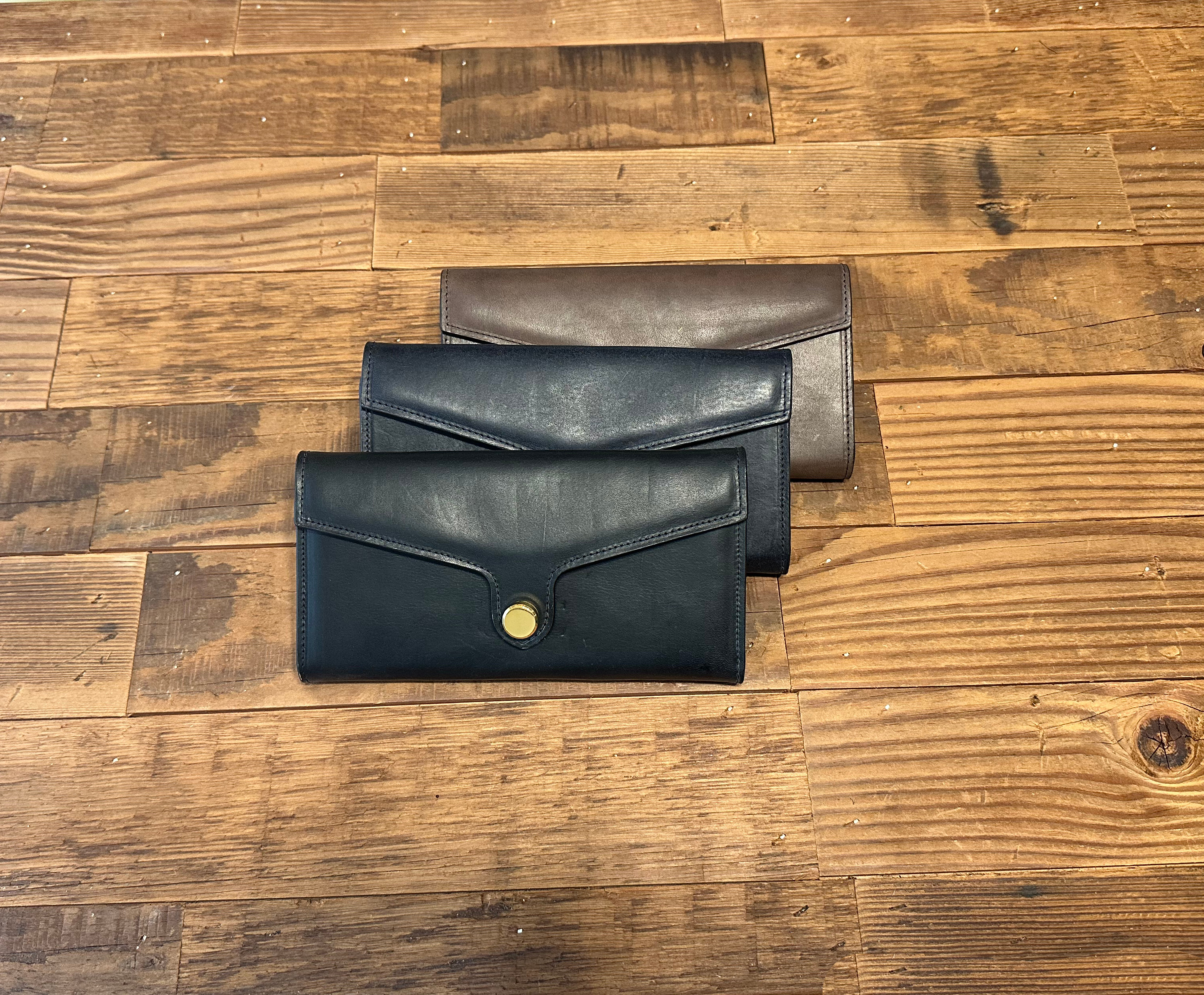 イタリアTempest社のレザーを使用したフラップウォレット　留め具：ホックタイプ（本金メッキ）