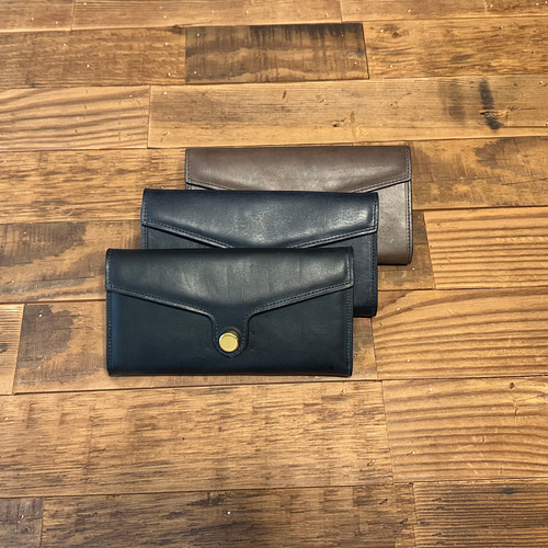 イタリアTempest社のレザーを使用したフラップウォレット 留め具  