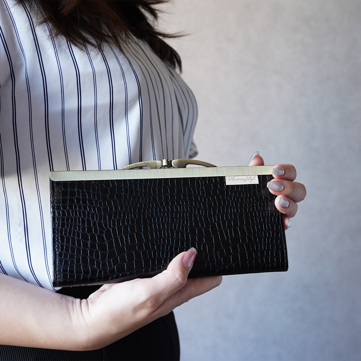 薄くて軽いがま口長財布アクセサリースタイル Luna(ルナ)型押し黒/内側は大人気のボタニカル柄C05028