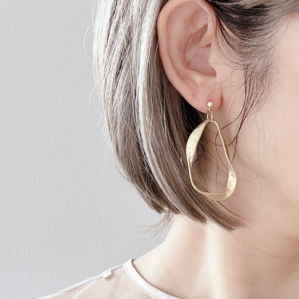 金属アレルギー　チタン　変形フープ　大ぶりフープ　コンビピアス　ピアス イヤリング　大ぶり　ゴールド 1枚目の画像