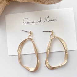 金属アレルギー　チタン　変形フープ　大ぶりフープ　コンビピアス　ピアス イヤリング　大ぶり　ゴールド 3枚目の画像