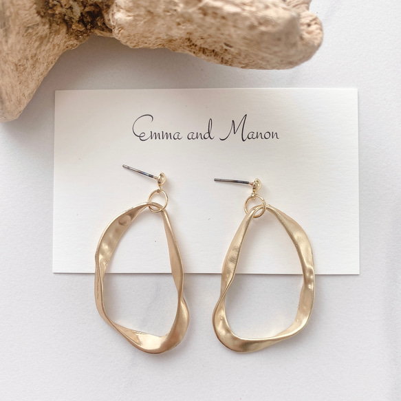 金属アレルギー　チタン　変形フープ　大ぶりフープ　コンビピアス　ピアス イヤリング　大ぶり　ゴールド 4枚目の画像