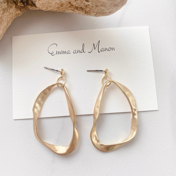 金属アレルギー　チタン　変形フープ　大ぶりフープ　コンビピアス　ピアス イヤリング　大ぶり　ゴールド 8枚目の画像