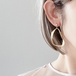 金属アレルギー　チタン　変形フープ　大ぶりフープ　コンビピアス　ピアス イヤリング　大ぶり　ゴールド 2枚目の画像