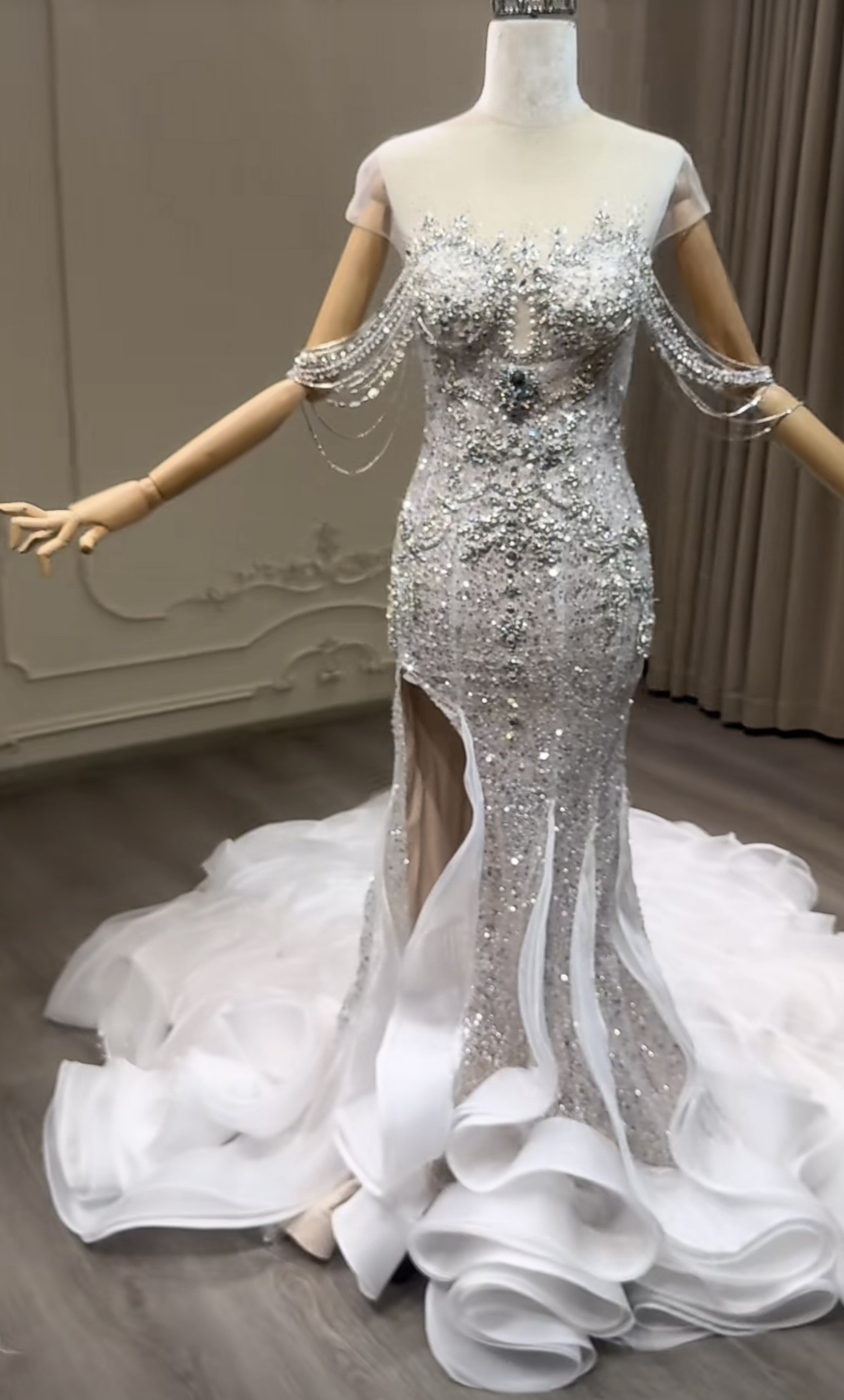 見逃さないで！前スリット　巻　贅沢なビジュー　フィッシュテール　マーメイドドレス　パーティードレス結婚式　演奏会発表会