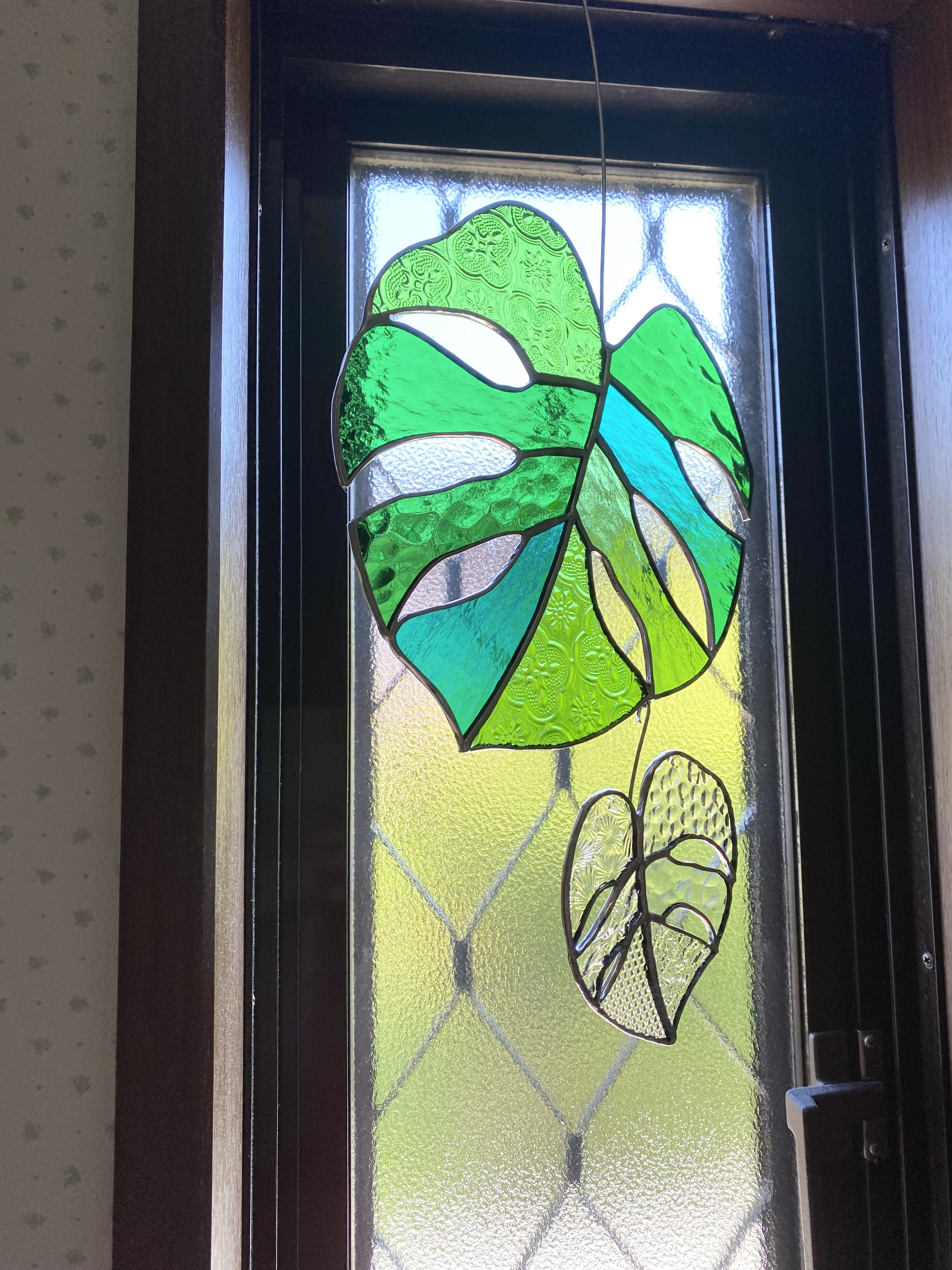 サンキャッチャー♡ハンドメイド「グリーンのステンドグラスとクリスタル蝶々♡」