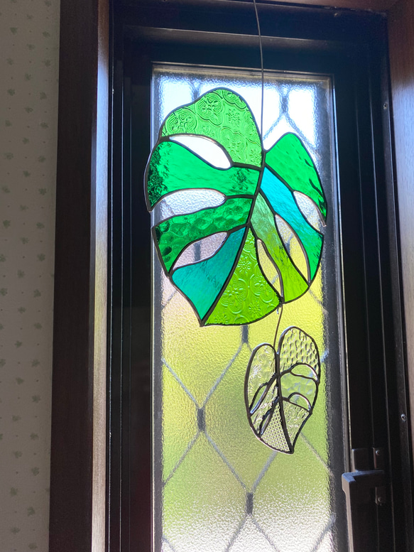 サンキャッチャー♡ハンドメイド「グリーンのステンドグラスとクリスタル蝶々♡」 サンキャッチャー♡ハンドメイド「グリーンのステンドグラスと