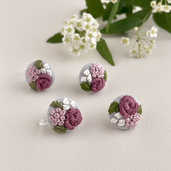 [バラ] 刺繍 ピアス  ノンホールピアス イヤリング 選べる金具 1枚目の画像