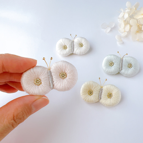 小さなちょうちょのふっくら刺繍ブローチ（ピンク） ブローチ