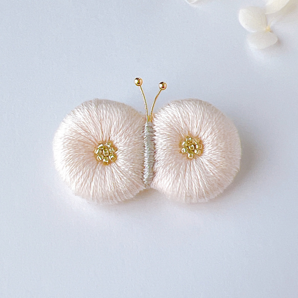 小さなちょうちょのふっくら刺繍ブローチ（ピンク） ブローチ