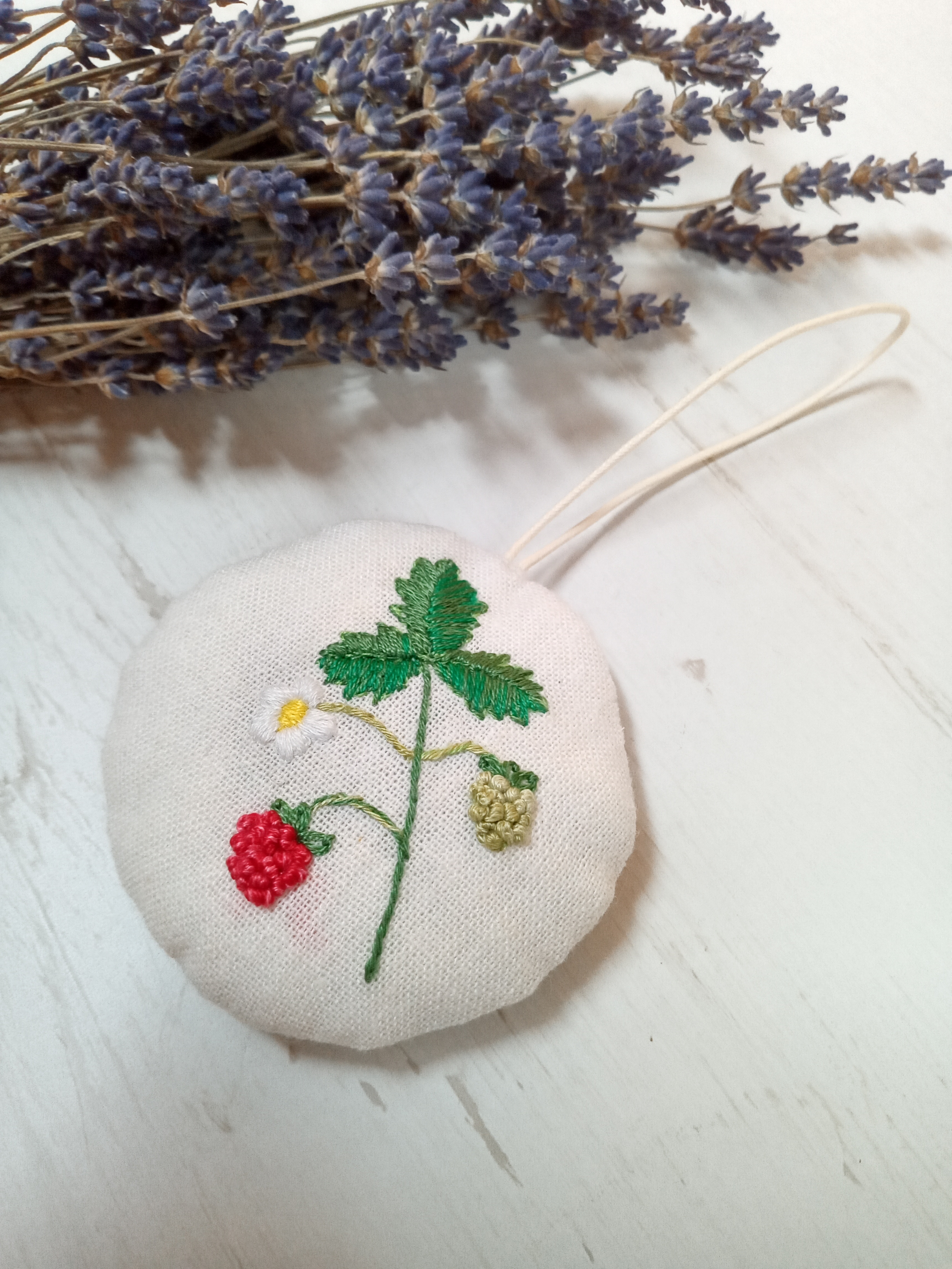犬の刺繍入りラベンダーサシェ 犬の刺繍入りラベンダーサシェ