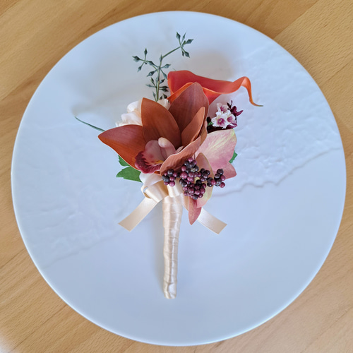 カラーリリーと胡蝶蘭のウェディングブーケ&ブートニア❀アーティ