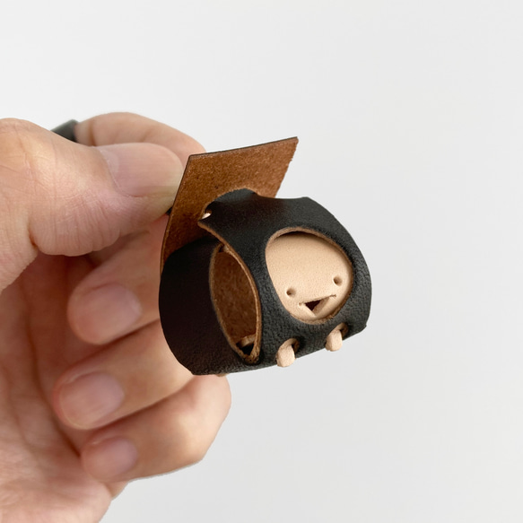 防御特化型。草木染め革のミニオブジェ【sisyu / ししゅ】 #革ガチャ #ランダムで１体 9枚目の画像