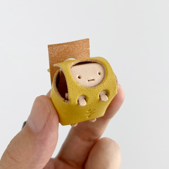 防御特化型。草木染め革のミニオブジェ【sisyu / ししゅ】 #革ガチャ #ランダムで１体 4枚目の画像