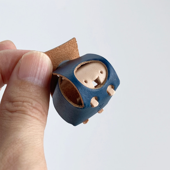 防御特化型。草木染め革のミニオブジェ【sisyu / ししゅ】 #革ガチャ #ランダムで１体 5枚目の画像