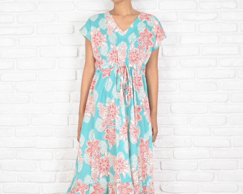 【大きいサイズ】オリエンタルフラワー柄Vネックの大人のフリルワンピース　＜ブルー＞　コットン素材