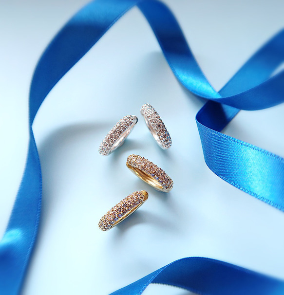 我們最受歡迎的商品！ 14K金GP/CZ 圓環耳環 - 日常時尚的完美選擇。低過敏性。 第8張的照片