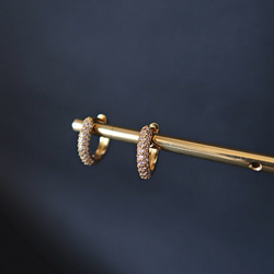 我們最受歡迎的商品！ 14K金GP/CZ 圓環耳環 - 日常時尚的完美選擇。低過敏性。 第2張的照片