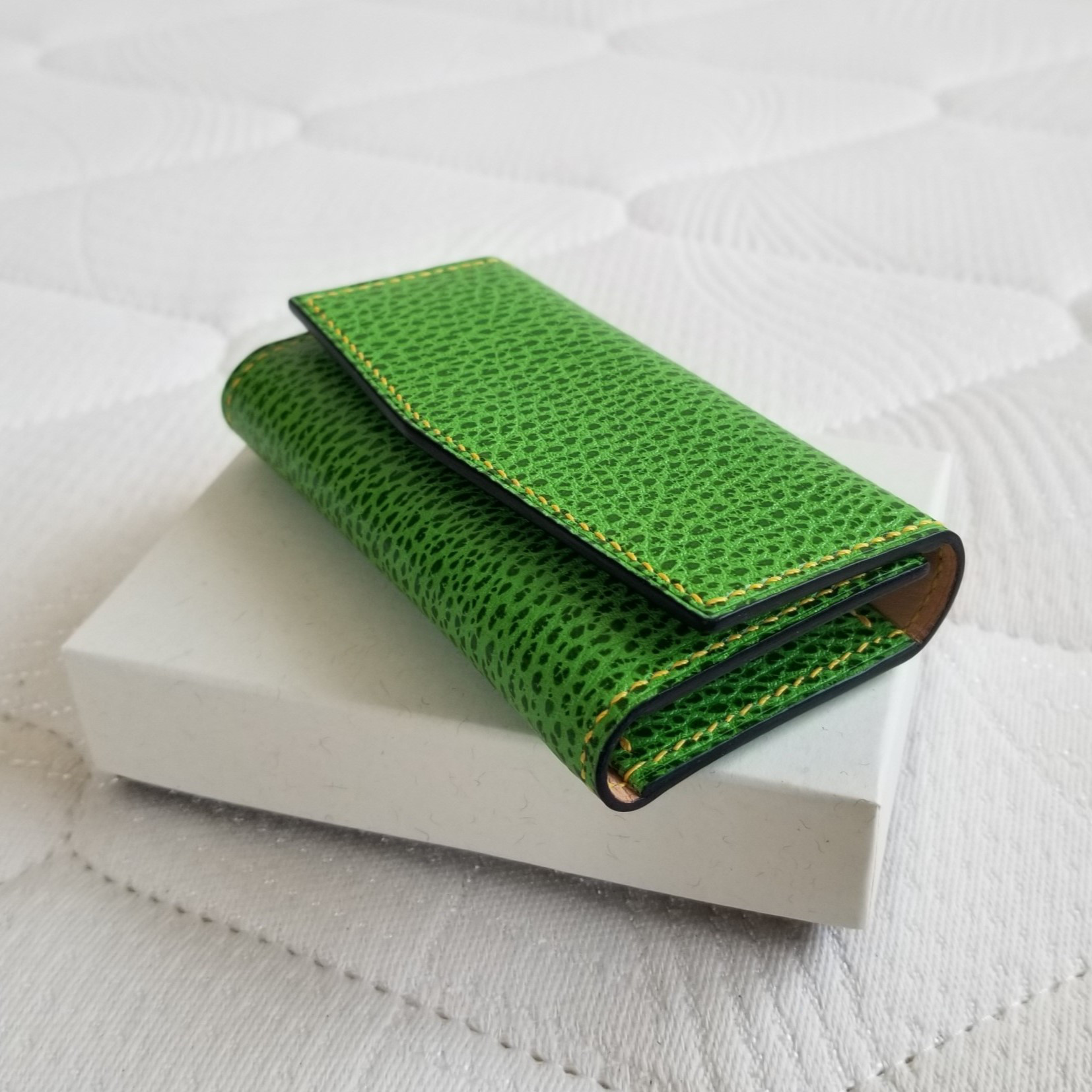 『上品な総手縫いのキーケース』（イタリアンレザー　DOLLY　グリーン）