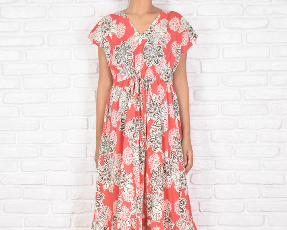 【大きいサイズ】オリエンタルフラワー柄Vネックの大人のフリルワンピース　＜オレンジ＞　コットン素材