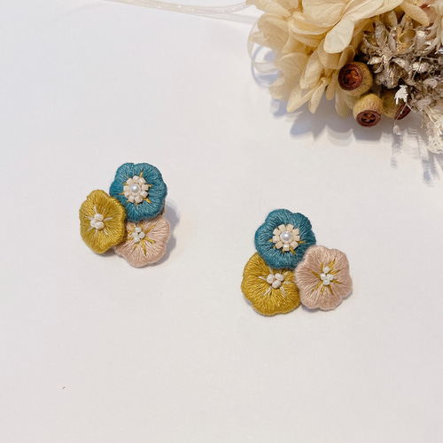 お花あつめの刺繍ピアスorイヤリング ピアス（スタッド・一粒） uuria