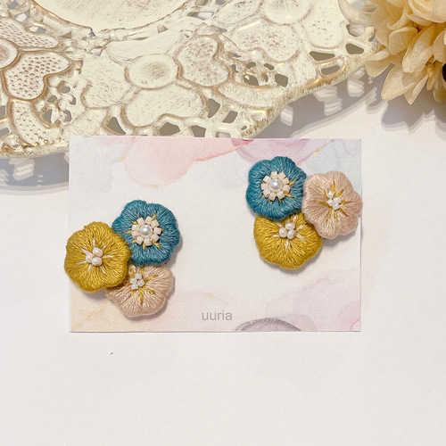 お花あつめの刺繍ピアスorイヤリング ピアス（スタッド・一粒） uuria
