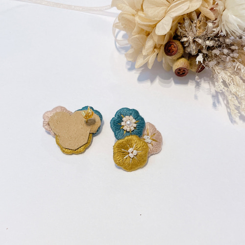 お花あつめの刺繍ピアスorイヤリング ピアス（スタッド・一粒） uuria