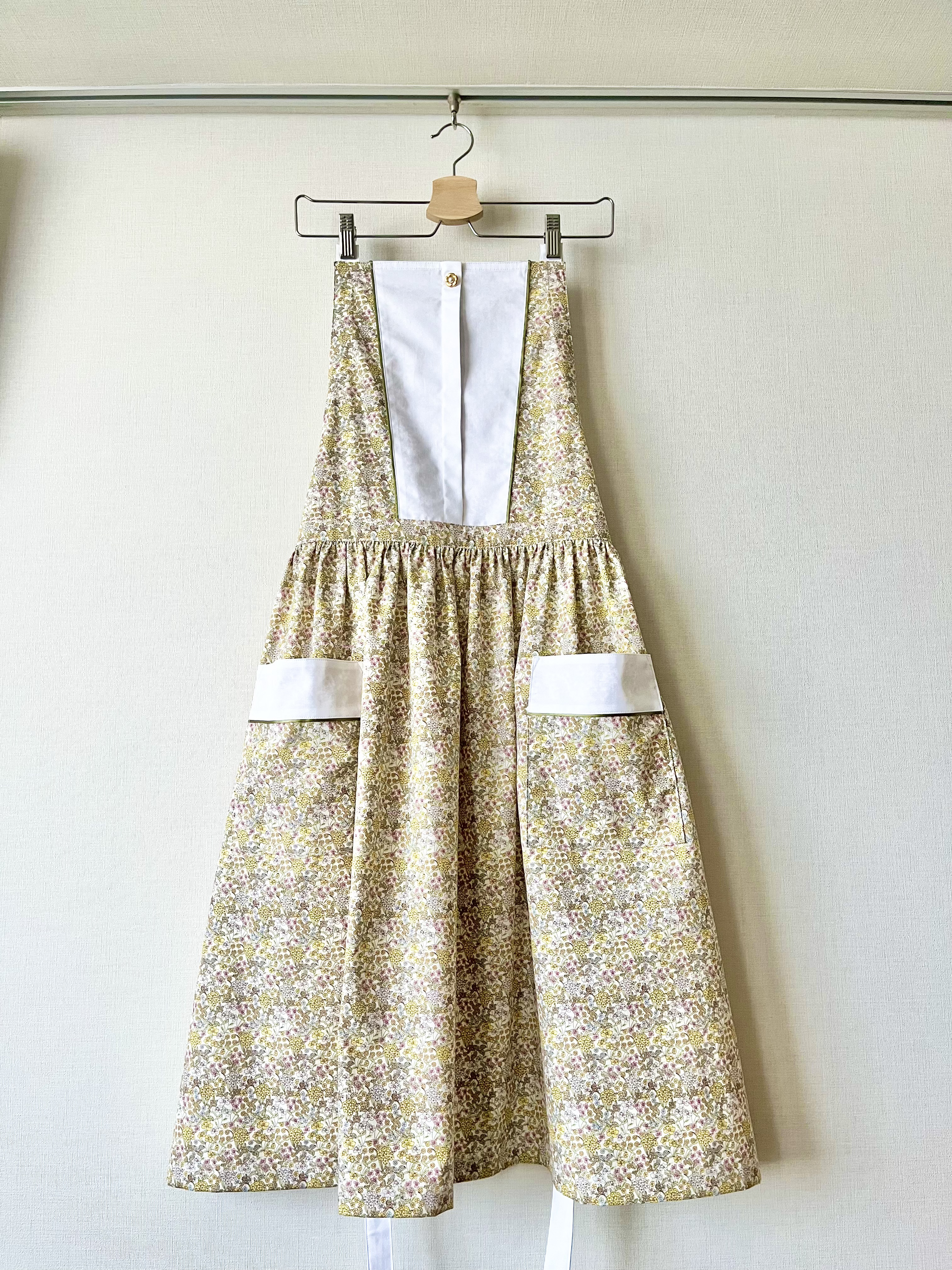 イエロー系小花柄のロングギャザーエプロン(バッククロスタイプ)