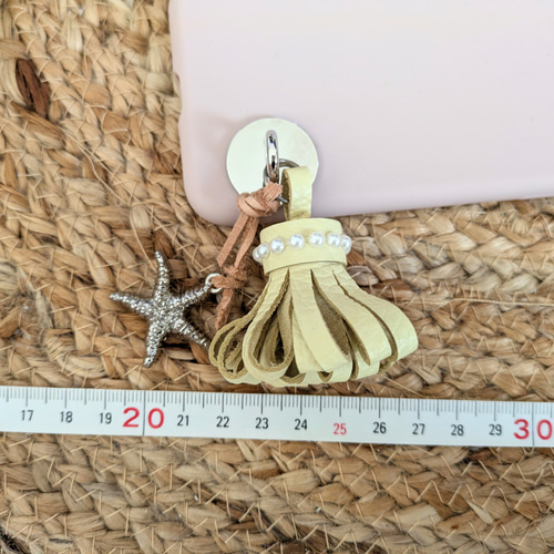 スマホアクセサリー ヒトデチャームと本革ミニタッセル (パール 