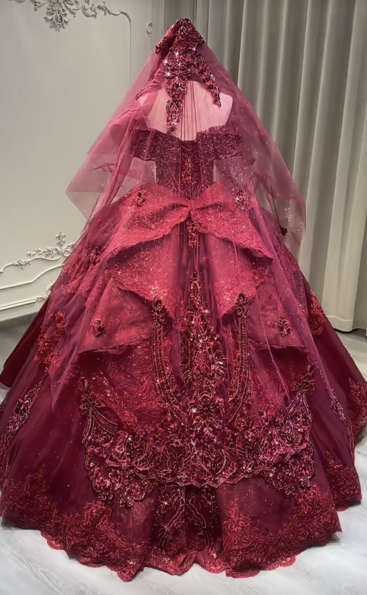 Ｖネック　ボールド　ヘプバーン風袖あり　オフショルダー　二の腕を隠せる結婚式/披露宴/ お呼ばれ/二次会/2次会/合コン