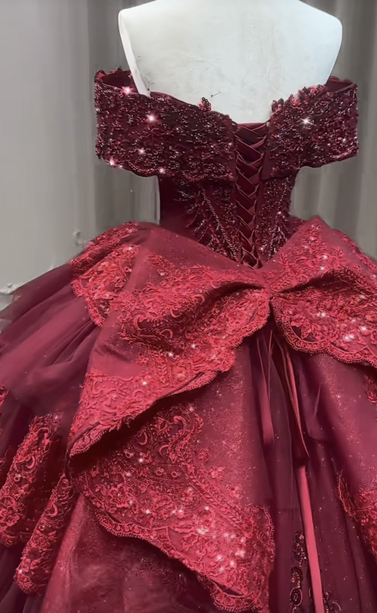 Ｖネック　ボールド　ヘプバーン風袖あり　オフショルダー　二の腕を隠せる結婚式/披露宴/ お呼ばれ/二次会/2次会/合コン