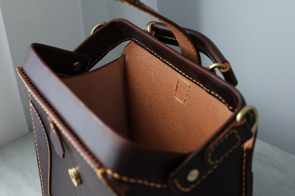 ★限量2件！ ★大容量扁平扣環包，手工皮革單肩包，兩用 第11張的照片