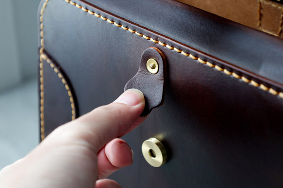 ★限量2件！ ★大容量扁平扣環包，手工皮革單肩包，兩用 第8張的照片