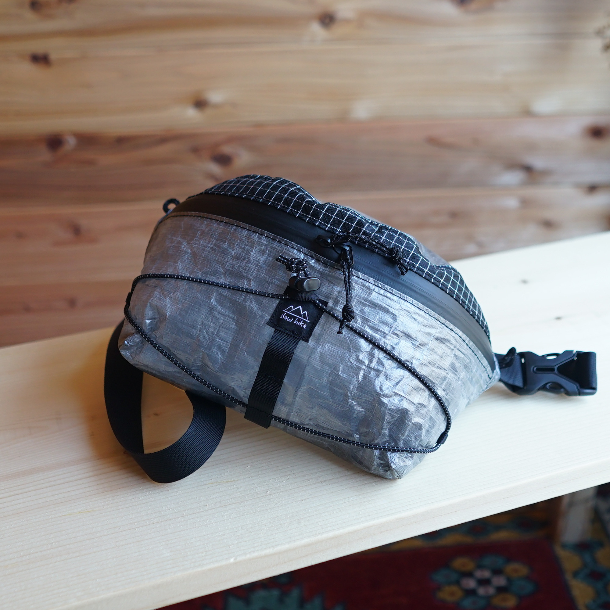 シャドーブラック 無重力 DCF｜ハイカーナナメバッグ・M ｜登山・防水・キャンプ・アウトドア・ボディバッグ