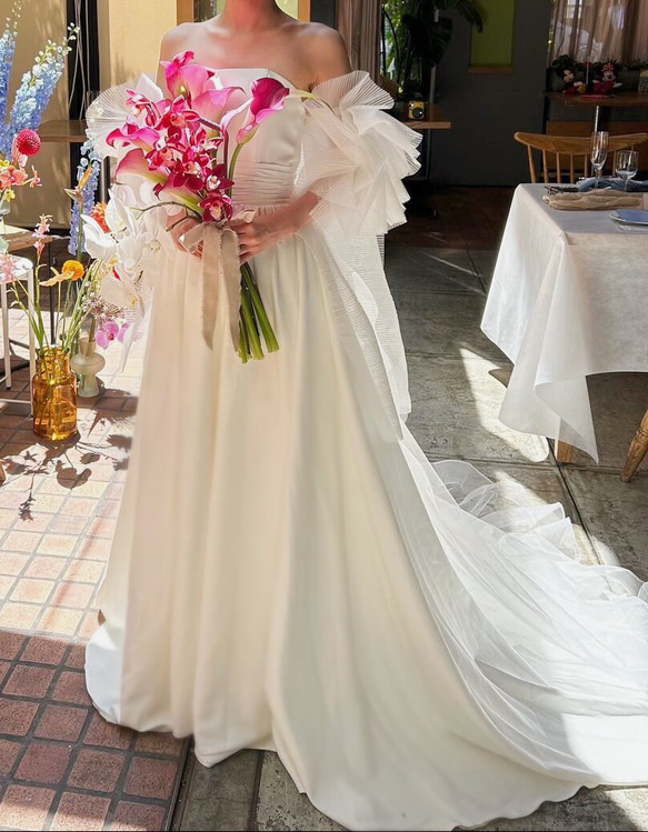 実例写真！ウェディングドレス 華やかなトレーン 姫袖 抜群のおしゃれ  