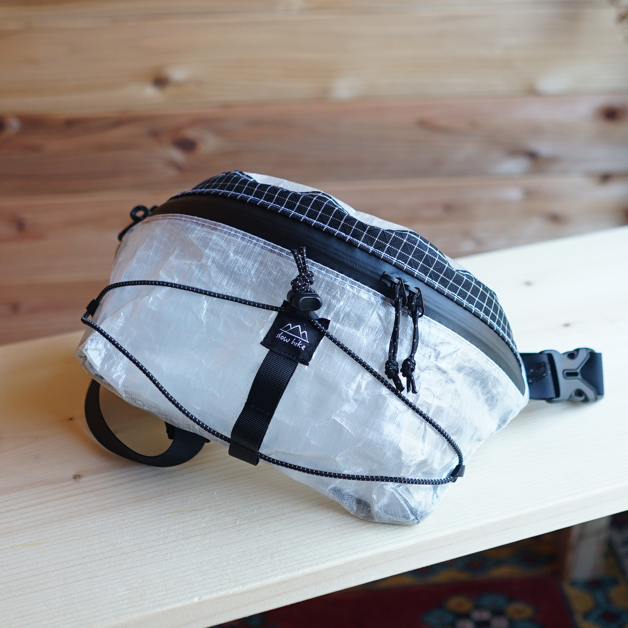 クリアホワイト 無重力 DCF｜ハイカーナナメバッグ・M ｜登山・防水・キャンプ・アウトドア・ボディバッグ