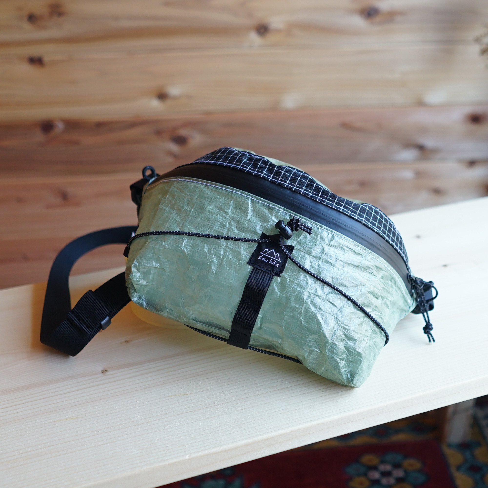 新緑さわやかグリーン 無重力 DCF｜ハイカーナナメバッグ・M｜登山・防水・キャンプ・アウトドア・ボディバッグ
