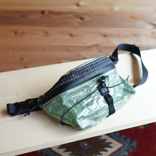 新緑さわやかグリーン 無重力 DCF｜ハイカーナナメバッグ・M｜登山