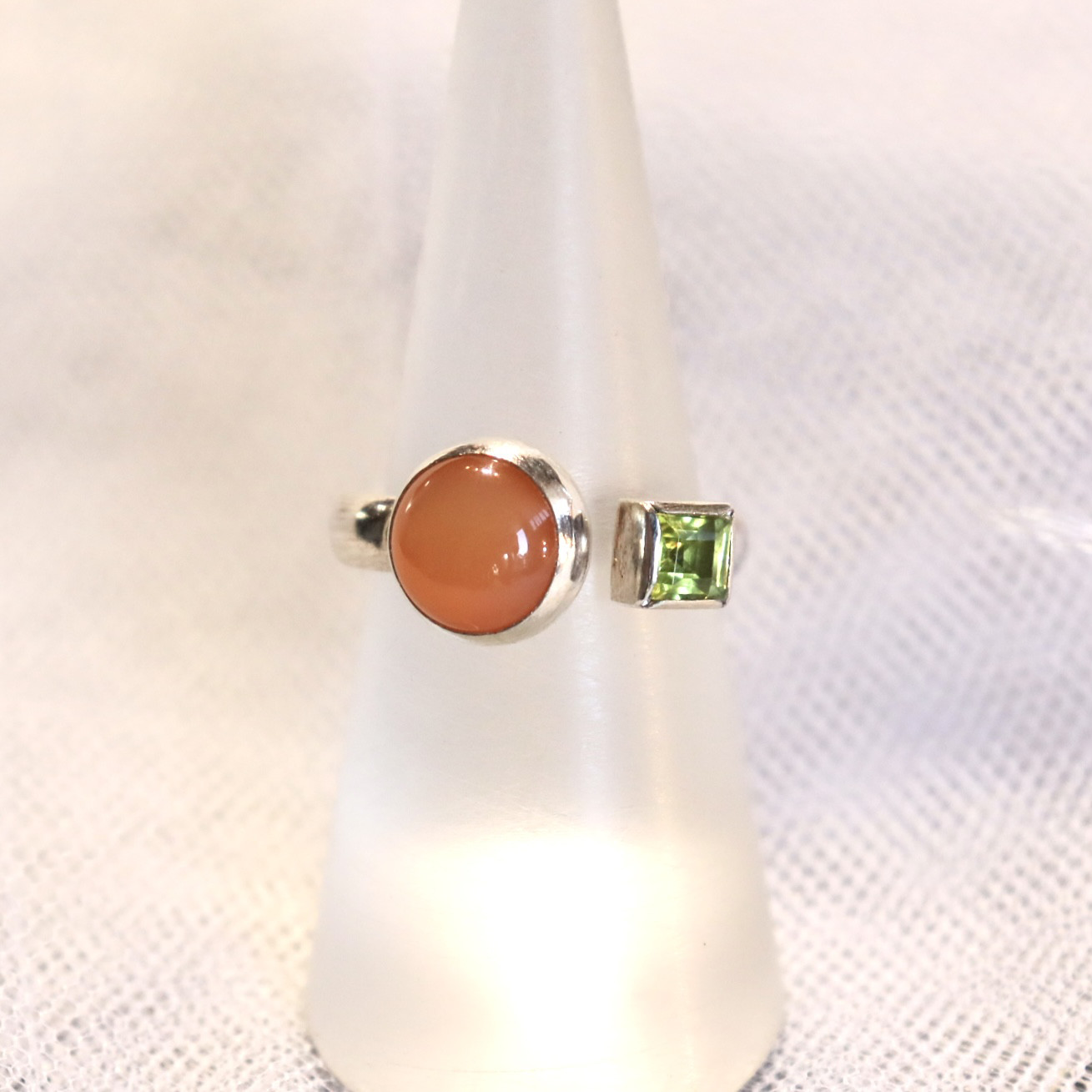 サンストーンとペリドットのオープンリング 天然石 シルバー950 一点物 彫金指輪 宝石質 ジュエリー 27,170円