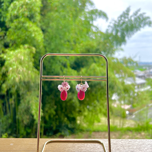 天然石チャームのピンクフラワーピアス・イヤリング ピアス（フック
