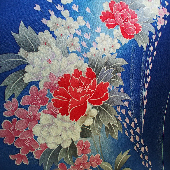 正絹 洗い済】青地に白い流線と紅白の牡丹や花模様の生地 約36×50 
