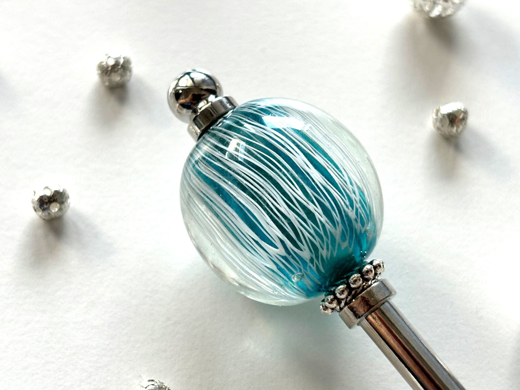 かんざし　流水の様なブルーとホワイトラインのとんぼ玉　一本挿し　簪　トンボ玉　蜻蛉玉　青　水色　和風　0156