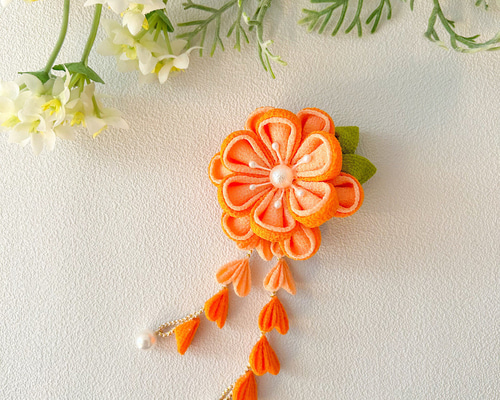 ちりめん細工　お花とまりの下げ飾り(小)　オレンジ ぷっくり花びらの髪飾り つまみ細工 七五三 卒業式 オレンジ かんざし