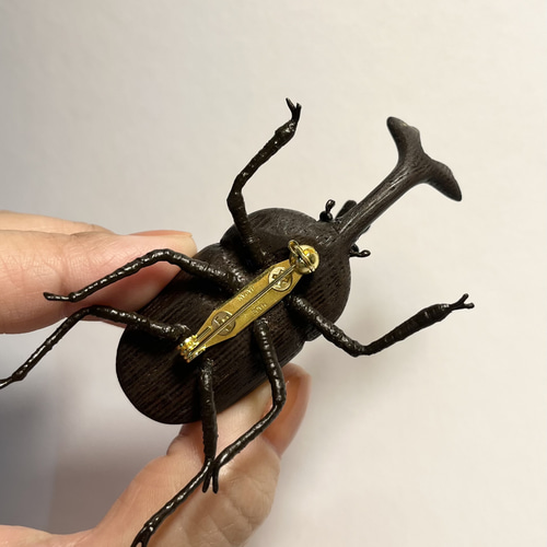 【工芸品】木彫りカブトムシアイヌ模様　ブローチ 木彫カブトムシブローチ ブローチ ショップAtelier YUMI 通販 18115721