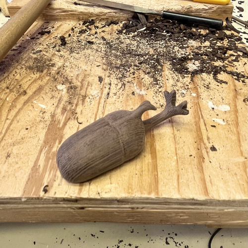 工芸品】木彫りカブトムシアイヌ模様 ブローチ 工芸品】木彫り