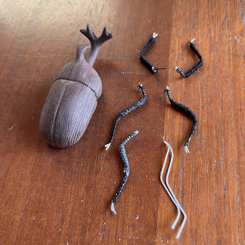 【工芸品】木彫りカブトムシアイヌ模様　ブローチ 工芸品】木彫りカブトムシアイヌ模様 ブローチ