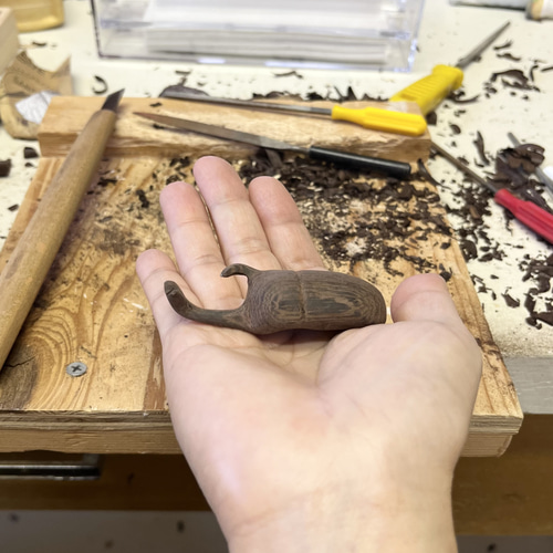 木彫カブトムシブローチ ブローチ ショップAtelier YUMI 通販 18115721