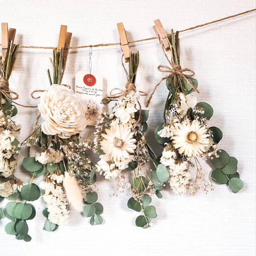 ホワイトグリーンのボリュームナチュラルドライフラワースワッグ