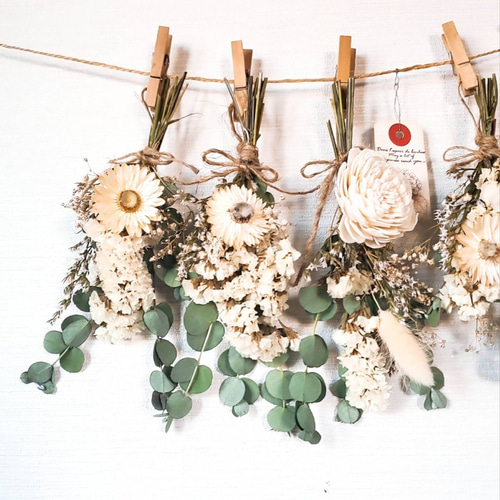 ホワイトグリーンのボリュームナチュラルドライフラワースワッグ